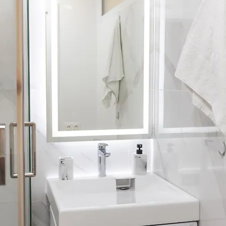 Avec Climatisation, à 900 M De La *